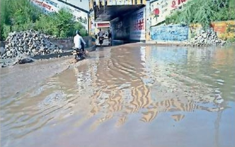 गोविंदगढ बस स्टैंड पर भरे पानी से ग्रामीणों को कठिनाई